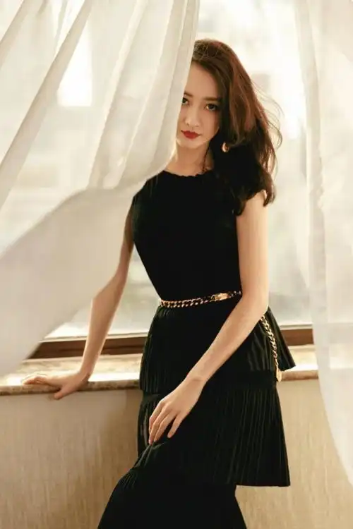 王鸥穿黑色长裙妩媚动人170cm尤物身材骨感美