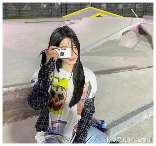22岁欧阳娜娜真的好甜,穿休闲装出街演绎少女感,回头率超高