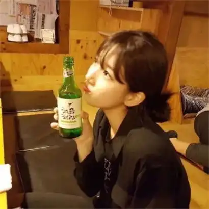 简单大方的微信头像女生气质淡雅,嘴角扬起的微笑太美了