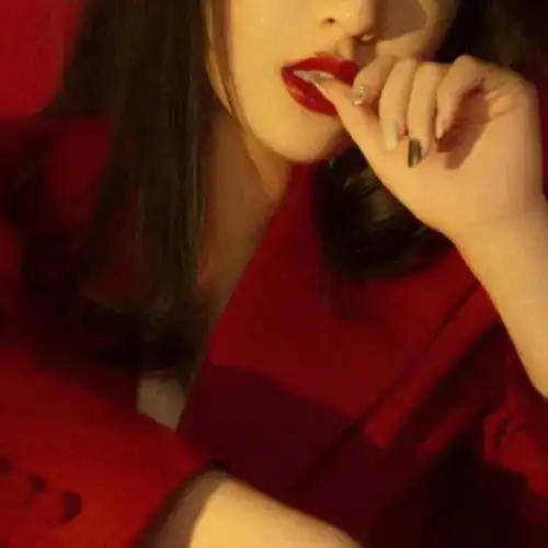 红色系女生头像你是我一生只会遇见一次的惊喜