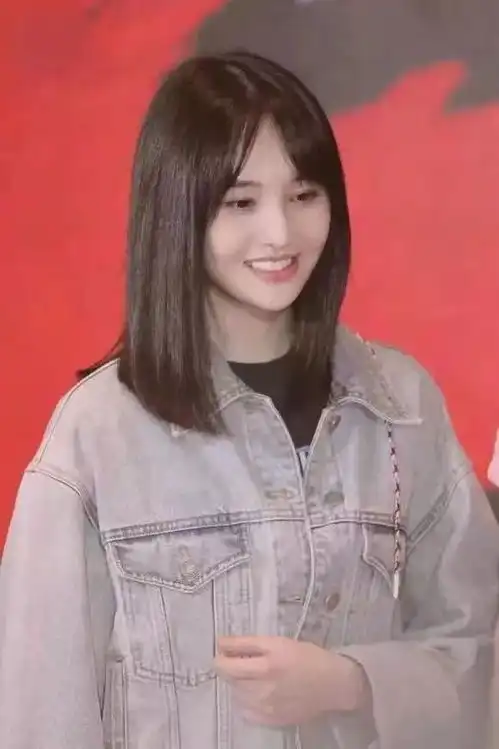 郑爽出山带火四小花,漫画腿元气少女脸美成仙女,但破相两年都没处理也是心大...
