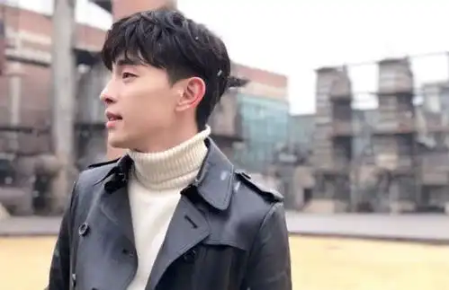 又可以穿高领了邓伦上演高领搭配秀,被这个精致的男生圈粉了