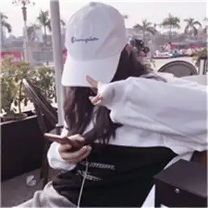 时尚戴帽女生头像,强烈推荐封面的一张带鄙视手势的