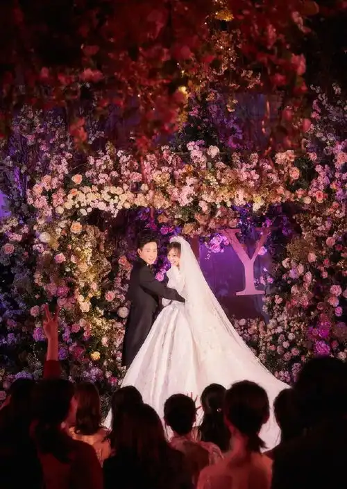 晋嫣夫妇婚礼现场深情拥吻,糖糖这婚纱美翻一片少女心啊
