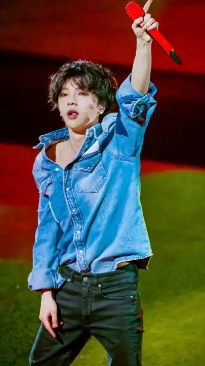 有一种整容叫华晨宇,黑色西装搭配墨镜超a超炫,歌帅人更酷