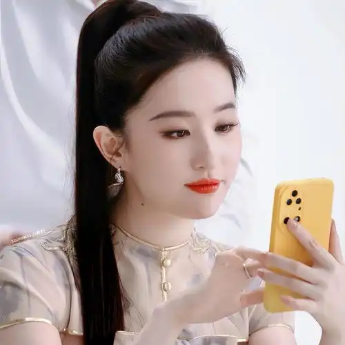 刘亦菲新中式美出圈,中式盘口纱裙搭高马尾真美,不愧顶级美女