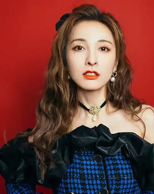 吴昕一字肩衬衫配马丁靴,星星眼妆满是小心思,尽显甜酷少女范