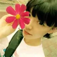 我想要张黑色的,女生嘴里含花的头像