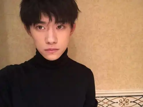 易烊千玺半夜教室暖心留礼王俊凯录视频为他加油鼓气