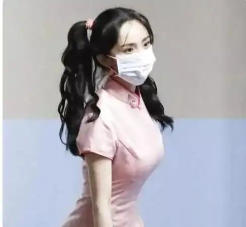 扎马尾穿旗袍的杨幂,好身材展露无遗,简直就像人间水蜜桃