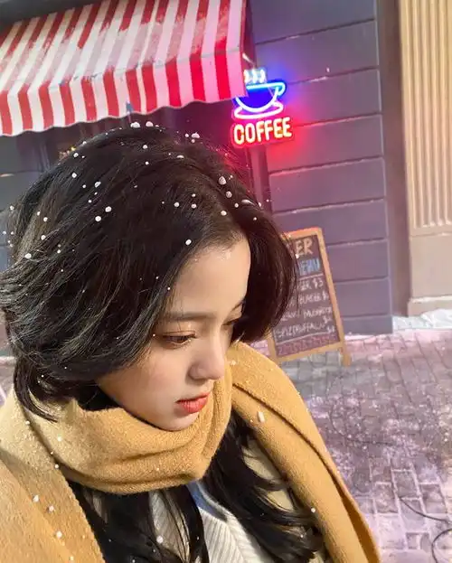 欧阳娜娜呢子大衣雪中拍片笑容甜美氛围感拉满