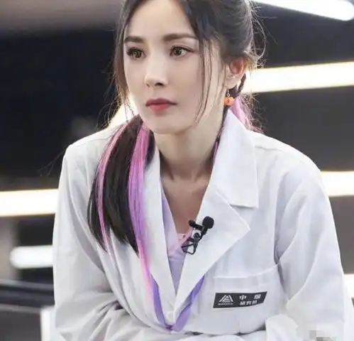 密室大逃脱上热搜怎么回事全员穿白大褂,杨幂大张伟狂发花式彩虹屁