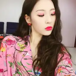 杨幂的星星眼太仙女听说是化了今夏最in的亮片眼妆