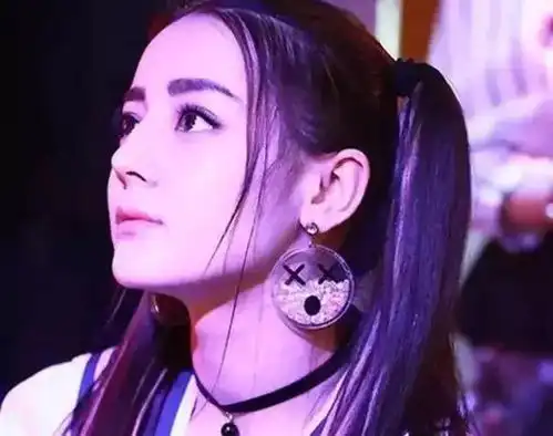 女星爱上双马尾,迪丽热巴像美少女,赵丽颖可爱到犯规