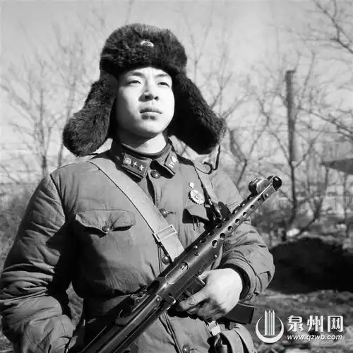 百幅照片定格雷锋永恒瞬间