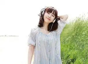 求张图片.一个女生独自坐在公园的凳子上戴着耳机闭着眼睛.长发,有点真人动漫的就行了.p也行画也行