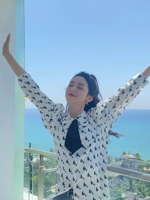 组图周也晒海景四宫格少女感十足高马尾搭连衣裙元气满满