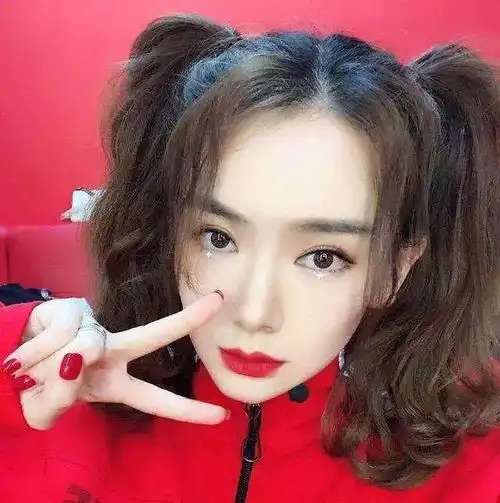 女星扎高双马尾超减龄,杨超越不羁,戚薇像极了美少女