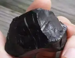 煤精,看似黑煤球实际是宝石