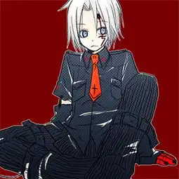 q版卡通人物是白色的头发坐在地上穿的是绿色制服吧