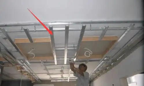 如果工人这样装吊顶,赶紧叫他停手,一分钱别给让他走人