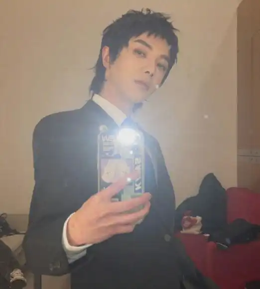 华晨宇和恋情中的王悦伊,连拍照风格也一模一样,各种情侣搭配