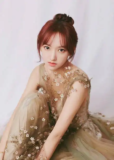 程潇真仙女下凡吧,白花点缀草绿薄纱吊带裙,美到惊心动魄