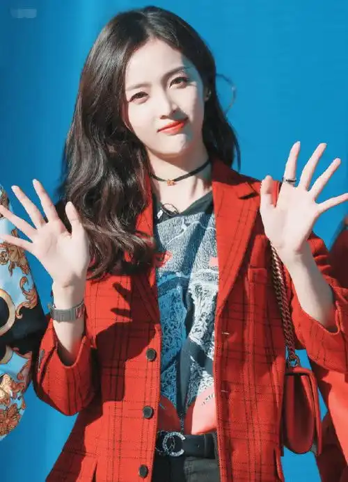 吴宣仪的清纯美实在太有吸引力了,整个人都泛着光,心被俘获了呀