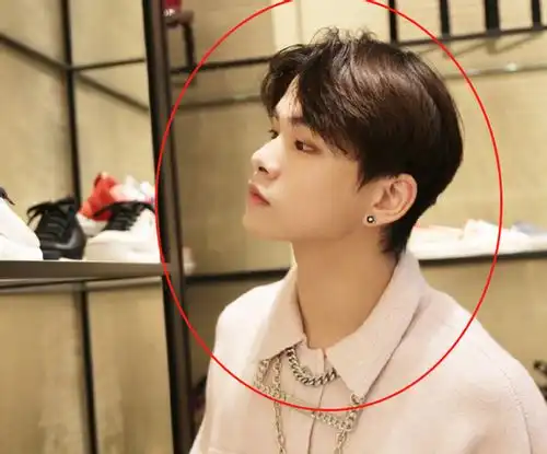 艾克里里参加青春有你,网友现在的男生化妆,都这么白吗