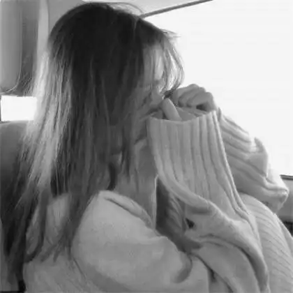 安静的黑白女生头像,一个人静静享受美好时光