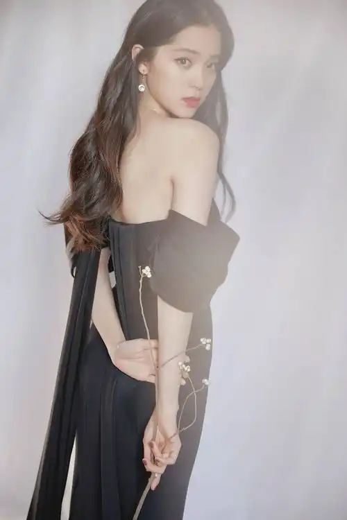 欧阳娜娜竟然有干爹还是他次元壁破裂了......