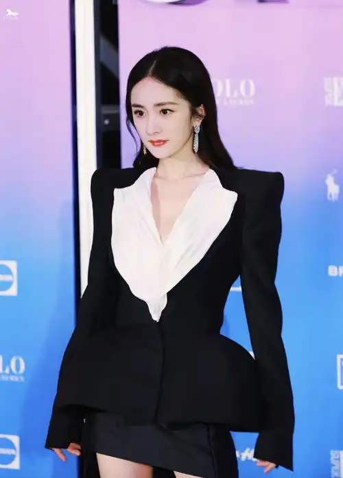千古玦尘大火,周冬雨穿搭不输杨幂赵丽颖,深v裙优雅时尚