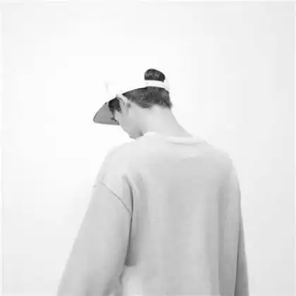 气质背影男头像黑白,一个人去流浪到美丽的地方