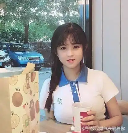 校服怎么穿都不好看看看00后的穿法,校花都甘拜下风