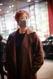 蒋欣两次穿大衣走机场,这次只换了件内搭,瞬间瘦成一道闪电