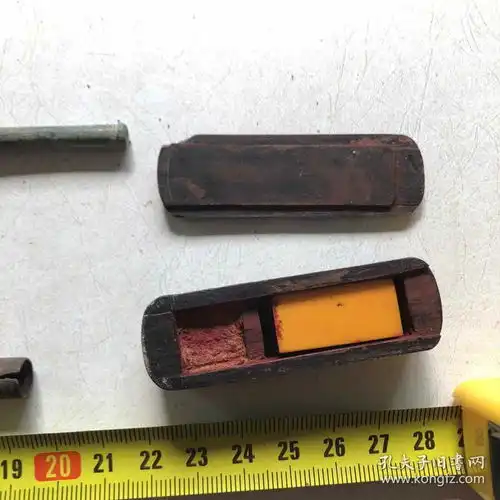 一些小铜件三个烟杆头,一个烟嘴,小护心镜,小铃铛,打火机等