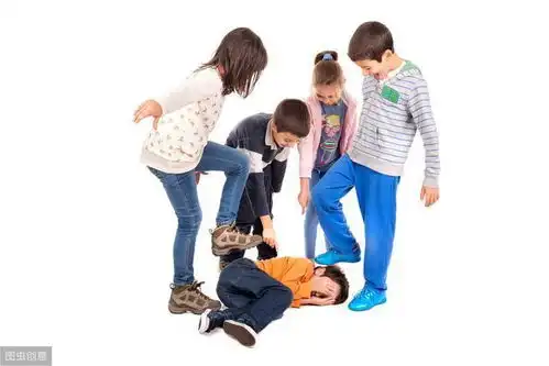 42位家长联名举报2年级班霸向同学头上撒尿,其父是警察