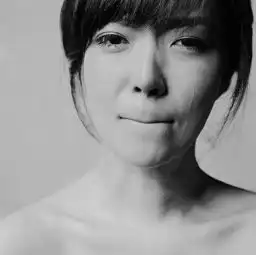 女生抿嘴哭泣黑白头像,女主角是谁