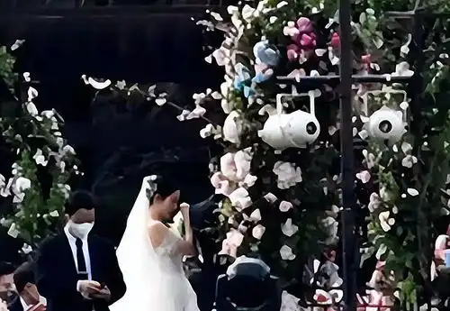 玄彬孙艺珍大婚现场曝光,女方穿婚纱仙气飘飘,男方眼神爱意满满