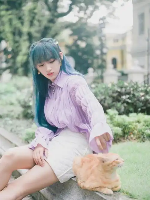 程潇走秀身材衣品俱佳,蓝色齐肩发十分帅气,私服可甜美可飒爽