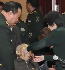 雷锋事迹见证人张峻倒在宣讲雷锋精神讲台上