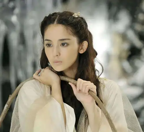 她19岁因轩辕剑之天之痕而出名,今穿斜肩丝绒裙,长腿吸睛