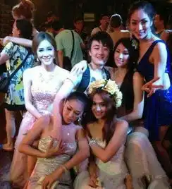 爆笑内涵图我想知道下面那个女孩的心理阴影面积
