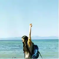 海水那么蓝,有美女背景相伴在海边的女生头像,qq大海头像大全