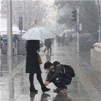 男生动漫蹲下系鞋带头像微信头像图片大全