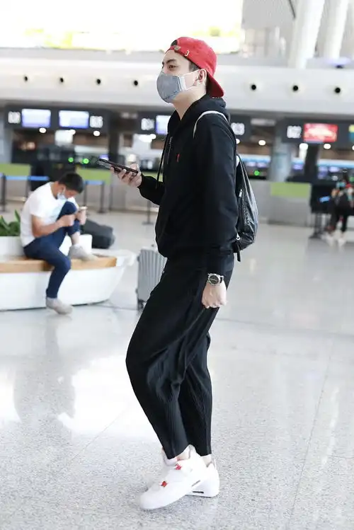 组图王大陆反戴红色棒球帽变阳光少年低头为粉丝耐心送签名