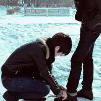 男生动漫蹲下系鞋带头像微信头像图片大全