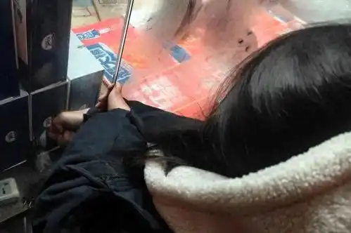 充电新姿势女子一个动作让自己险成断掌