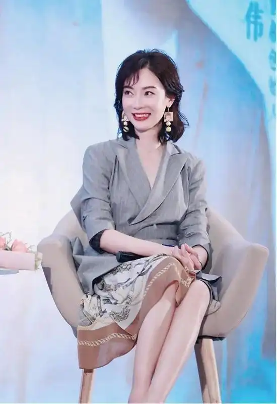 年轻时其貌不扬,上了年纪却美成一朵花,这八位女星各个逆生长
