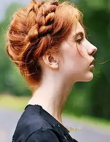 成熟气质丽人,正式场合必备发型